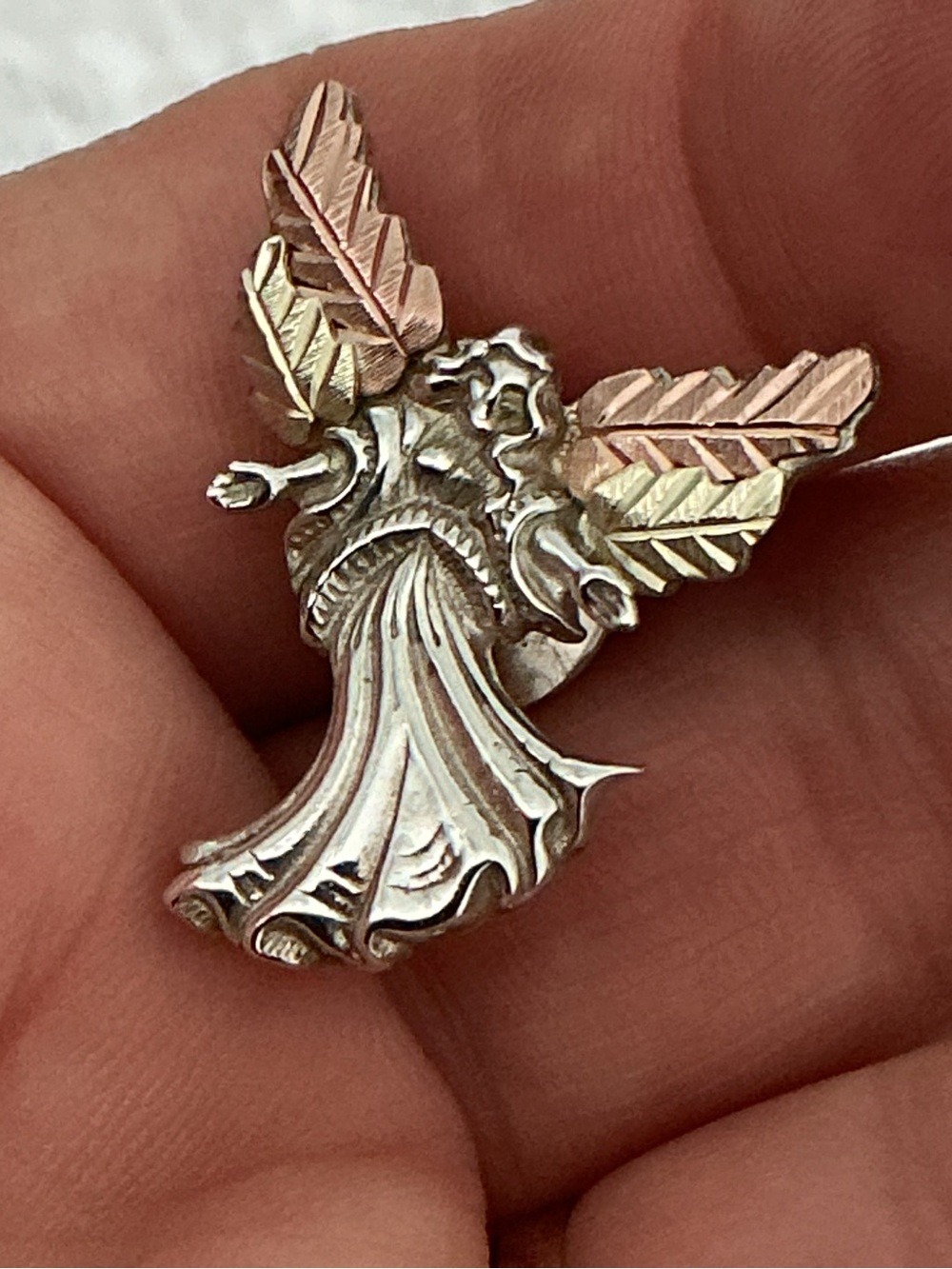 BLACK HILLS GOLD 925 12K Angel Pin